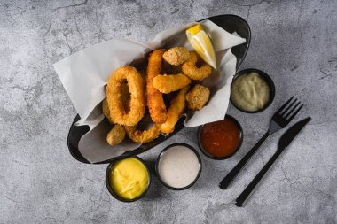 Kızarmış kalamar, karides ve soslu midye.