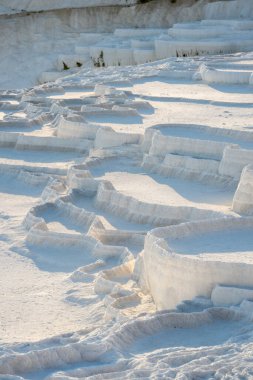 Pamukkale 'deki doğal travertin havuzları ve terasları. Havuzlarında su kalmamış travertinler.