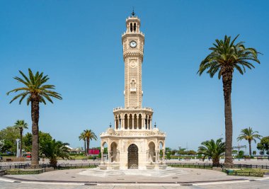 İzmir Saat Kulesi güneşli bir günde İzmir Konak Meydanı 'nda yer alıyor