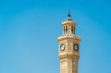 İzmir Saat Kulesi güneşli bir günde İzmir Konak Meydanı 'nda yer alıyor