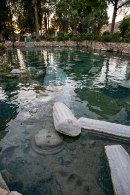 Denizli 'nin Pamukkale kentindeki Hierapolis antik kentinde Kleopatra Havuzu