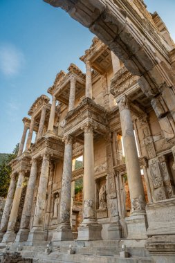 Efes 'in antik şehrindeki Celsus kütüphanesi gece müzelerindeki muhteşem manzarasıyla