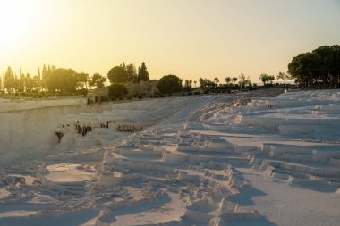 Pamukkale 'deki doğal travertin havuzları ve terasları. Havuzlarında su kalmamış travertinler.