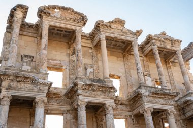 Efes 'in antik şehrindeki Celsus kütüphanesi gece müzelerindeki muhteşem manzarasıyla