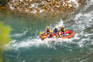 Antalya, Türkiye - 27 Haziran 2024: Antalya Koprulu Kanyonu 'ndaki büyük bir rafting teknesinde rafting.