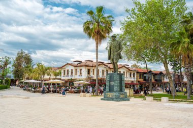 Taraf, Manavgat, Türkiye - 9 Nisan 2024: Antalya 'nın Manavgat ilçesinde antik bir şehir olan Side kasabasının şehir meydanı