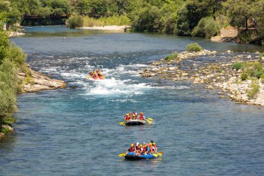 Antalya, Türkiye - 27 Haziran 2024: Antalya Koprulu Kanyonu 'ndaki büyük bir rafting teknesinde rafting.