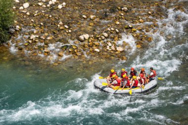 Antalya, Türkiye - 27 Haziran 2024: Antalya Koprulu Kanyonu 'ndaki büyük bir rafting teknesinde rafting.