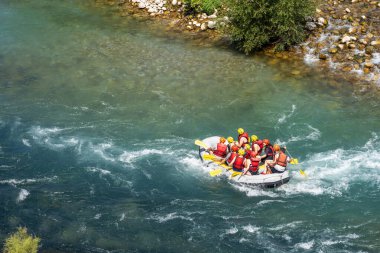 Antalya, Türkiye - 27 Haziran 2024: Antalya Koprulu Kanyonu 'ndaki büyük bir rafting teknesinde rafting.