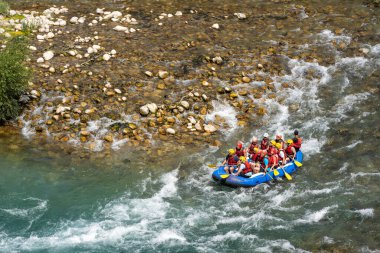 Antalya, Türkiye - 27 Haziran 2024: Antalya Koprulu Kanyonu 'ndaki büyük bir rafting teknesinde rafting.