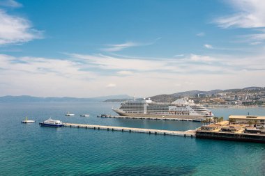 Yolcu gemisi Kusadasi Adası 'nda, Kusadasi limanında bulunuyor.
