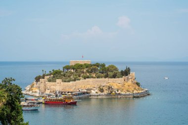 Güneşli bir günde Kusadasi Aydın 'daki Guvercin Adası' nın havadan görünüşü. Türkçe adı Guvercinada