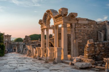 Kusadasi 'deki Efes antik kentinde Hadrian Tapınağı