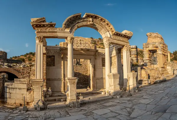 Kusadasi 'deki Efes antik kentinde Hadrian Tapınağı