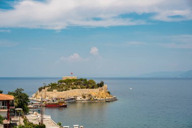 Güneşli bir günde Kusadasi Aydın 'daki Guvercin Adası' nın havadan görünüşü. Türkçe adı Guvercinada
