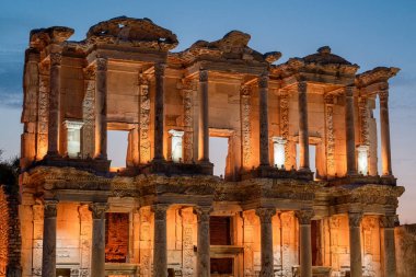 Efes 'in antik şehrindeki Celsus kütüphanesi gece müzelerindeki muhteşem manzarasıyla