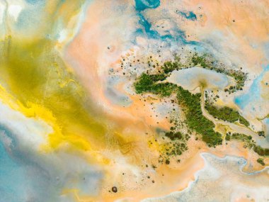 Burdur, Türkiye 'deki Yarisli Gölü' nün çok renkli dokusu ve desenlerinin hava görüntüsü.