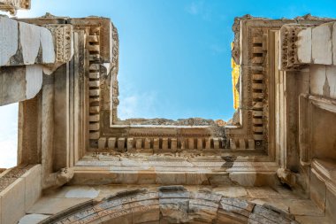 Efes 'in antik şehrindeki Celsus kütüphanesi gece müzelerindeki muhteşem manzarasıyla
