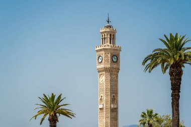 İzmir Saat Kulesi güneşli bir günde İzmir Konak Meydanı 'nda yer alıyor