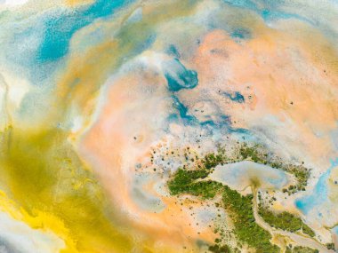 Burdur, Türkiye 'deki Yarisli Gölü' nün çok renkli dokusu ve desenlerinin hava görüntüsü.