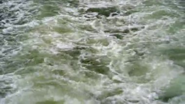 Yolcu feribotunun ya da denizdeki geminin arkasındaki deniz dalgaları.