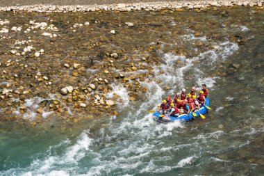 Antalya, Türkiye - 27 Haziran 2024: Antalya Koprulu Kanyonu 'ndaki büyük bir rafting teknesinde rafting.