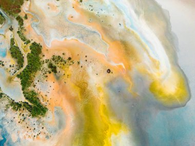 Burdur, Türkiye 'deki Yarisli Gölü' nün çok renkli dokusu ve desenlerinin hava görüntüsü.