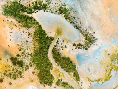 Burdur, Türkiye 'deki Yarisli Gölü' nün çok renkli dokusu ve desenlerinin hava görüntüsü.