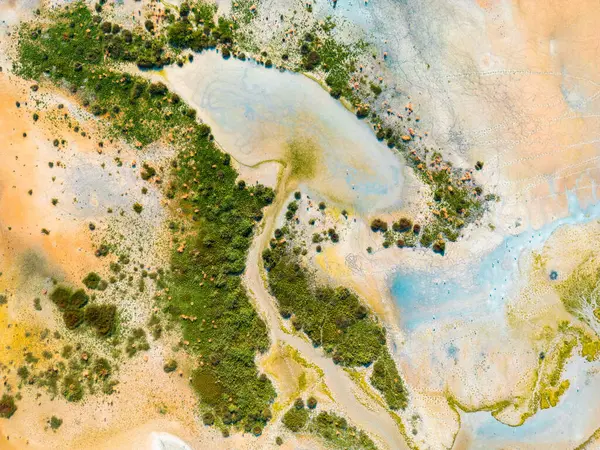 Burdur, Türkiye 'deki Yarisli Gölü' nün çok renkli dokusu ve desenlerinin hava görüntüsü.