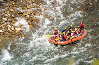Antalya, Türkiye - 27 Haziran 2024: Antalya Koprulu Kanyonu 'ndaki büyük bir rafting teknesinde rafting.