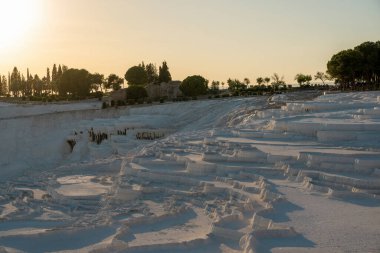 Pamukkale 'deki doğal travertin havuzları ve terasları. Havuzlarında su kalmamış travertinler.