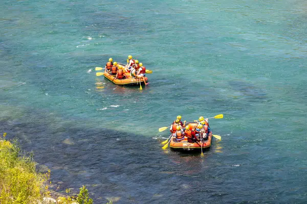Antalya, Türkiye - 27 Haziran 2024: Antalya Koprulu Kanyonu 'ndaki büyük bir rafting teknesinde rafting.