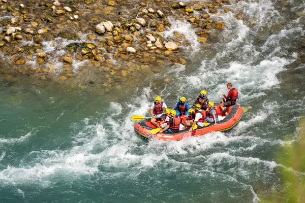 Antalya, Türkiye - 27 Haziran 2024: Antalya Koprulu Kanyonu 'ndaki büyük bir rafting teknesinde rafting.