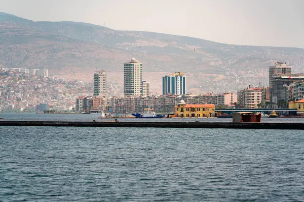 Bayrakli, İzmir 'deki gökdelenlerin ve binaların manzarası