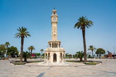 İzmir Saat Kulesi güneşli bir günde İzmir Konak Meydanı 'nda yer alıyor