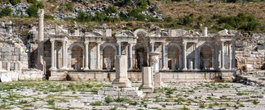 Burdur, Türkiye yakınlarındaki antik Sagalassos kenti. Roma şehri Sagalassos 'un Yukarı Agora kalıntıları.
