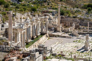 Burdur, Türkiye yakınlarındaki antik Sagalassos kenti. Roma şehri Sagalassos 'un Yukarı Agora kalıntıları.