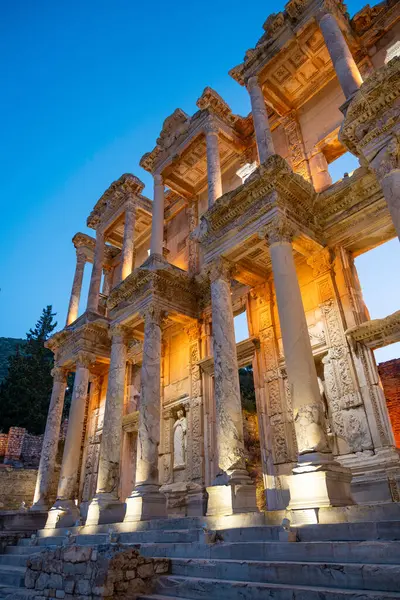 Efes 'in antik şehrindeki Celsus kütüphanesi gece müzelerindeki muhteşem manzarasıyla