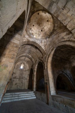 Giyaseddin Keykubad Bin Keyhusrev tarafından Antalya Burdur yolunda inşa edilen Susuz Karavanı. Susuz kervansarayi