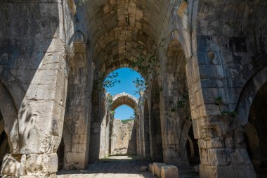 Giyaseddin Keykubad Bin Keyhusrev tarafından inşa edilen Incirhan Caravanserai, Antalya Burdur yolunda yer almaktadır. incirhan kervansarayi