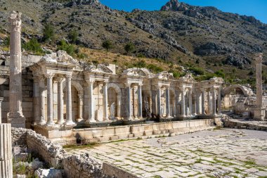 Burdur, Türkiye yakınlarındaki antik Sagalassos kenti. Roma şehri Sagalassos 'un Yukarı Agora kalıntıları.