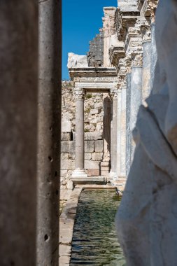 Burdur, Türkiye yakınlarındaki antik Sagalassos kenti. Roma şehri Sagalassos 'un Yukarı Agora kalıntıları.