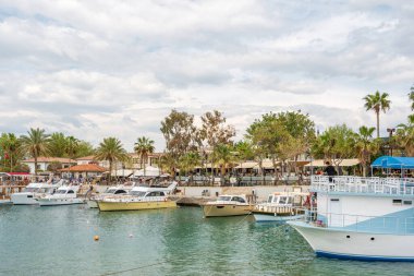 Taraf, Manavgat, Türkiye - 9 Nisan 2024: Türkiye 'nin eşsiz ve tarihi tatil beldelerinden biri olan Side' daki gezi tekneleri ve kasaba meydanı