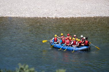 Antalya, Türkiye - 27 Haziran 2024: Antalya Koprulu Kanyonu 'ndaki büyük bir rafting teknesinde rafting.