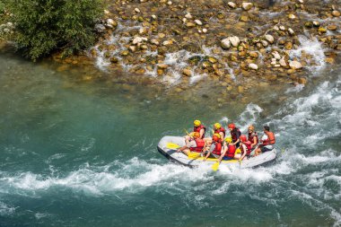 Antalya, Türkiye - 27 Haziran 2024: Antalya Koprulu Kanyonu 'ndaki büyük bir rafting teknesinde rafting.