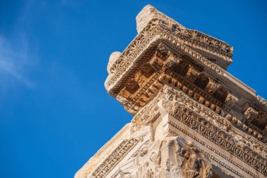 Efes 'in antik şehrindeki Celsus kütüphanesi gece müzelerindeki muhteşem manzarasıyla