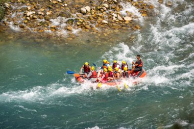 Antalya, Türkiye - 27 Haziran 2024: Antalya Koprulu Kanyonu 'ndaki büyük bir rafting teknesinde rafting.