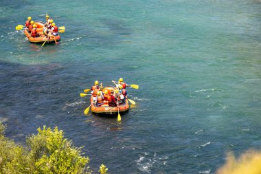 Antalya, Türkiye - 27 Haziran 2024: Antalya Koprulu Kanyonu 'ndaki büyük bir rafting teknesinde rafting.