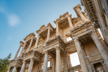 Efes 'in antik şehrindeki Celsus kütüphanesi gece müzelerindeki muhteşem manzarasıyla