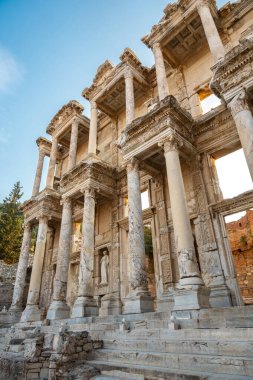 Efes 'in antik şehrindeki Celsus kütüphanesi gece müzelerindeki muhteşem manzarasıyla